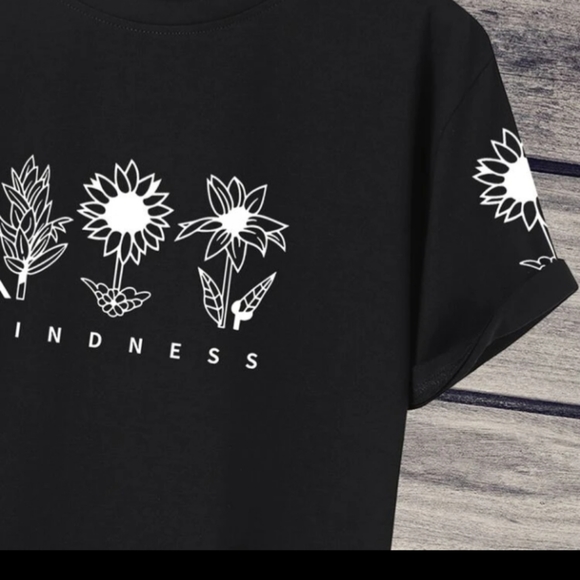 3/$25 Black T-shirt. - Picture 3 of 3